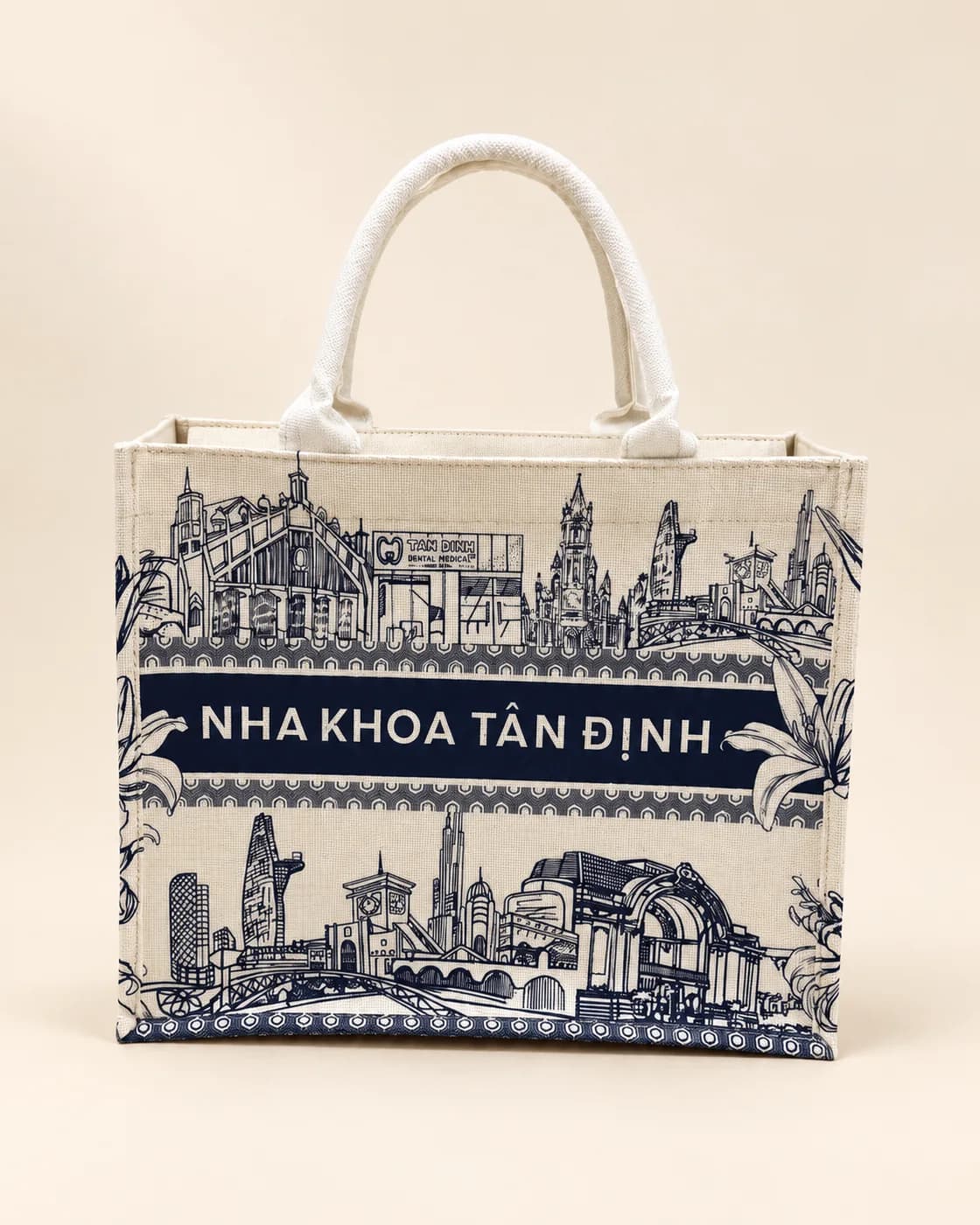 Túi canvas in họa tiết kiến trúc Sài Gòn xanh chàm, quai vải trắng, chữ Nha khoa Tân Định
